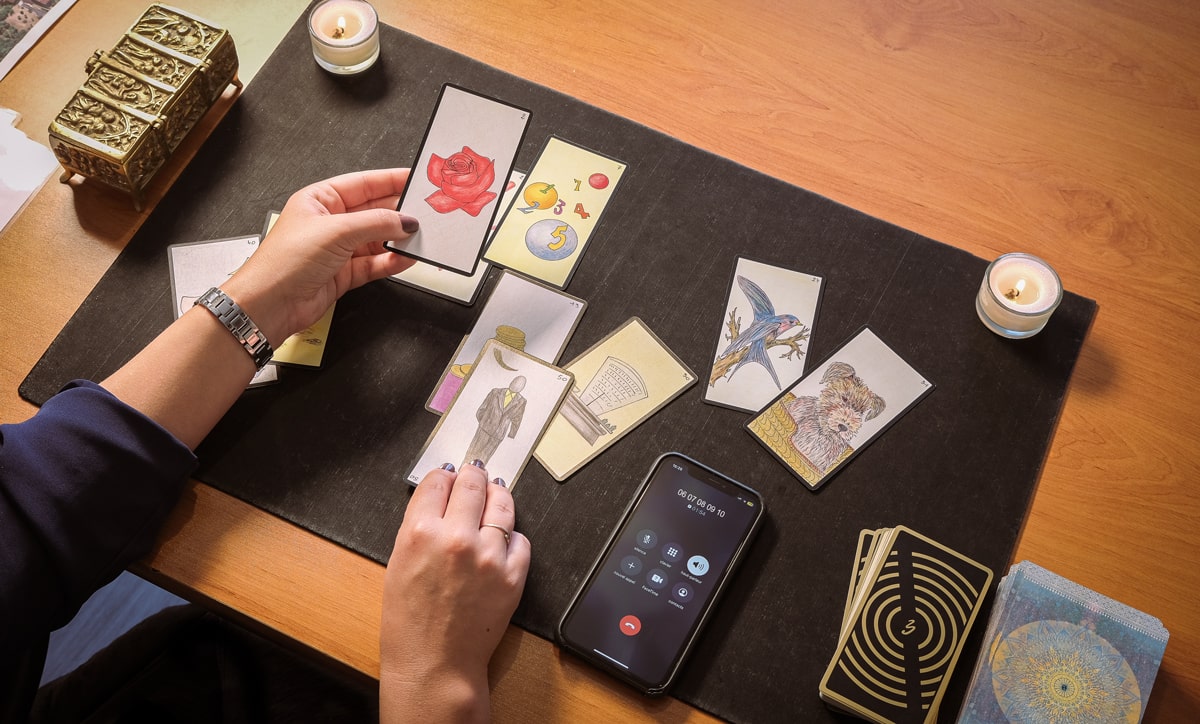 Tirage de cartes de voyance (cartomancie) au cabinet du Breuil